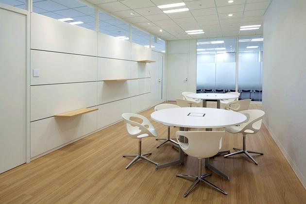 Cloud Testing Service, Inc./【Entrance area】This clean-feeling space utilizes white and wood-grained tones.