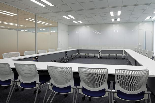 Cloud Testing Service, Inc./【Conference room area (multipurpose)】Multipurpose use is made possible through the utilization of sliding walls and caster-equipped furniture.