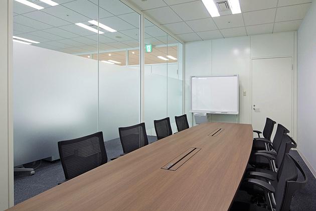 Cloud Testing Service, Inc./【Reception and meeting area (visitors)】Featuring calm color tones and bright glass walls, this space is used for meeting customers.