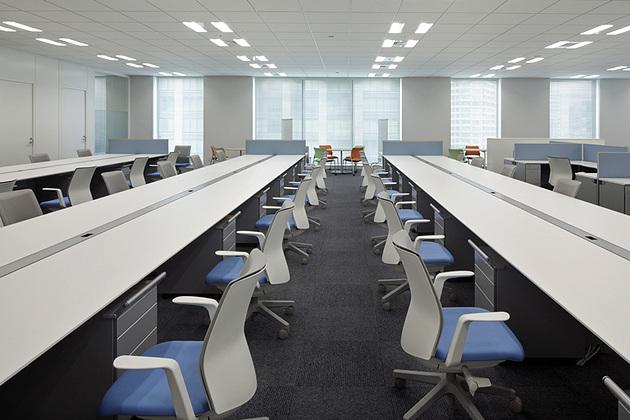 Cloud Testing Service, Inc./【Office area】Work desks with the keynote CI color blue.