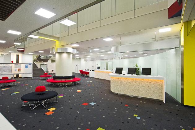 Mymy School Co., Ltd./【Lobby (1)】A highly refined space was created by using stone tiles on the counter.