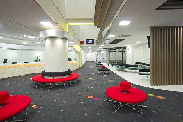 Mymy School Co., Ltd./【Lobby (3)】To create a restful atmosphere, comfortable circular benches were installed.