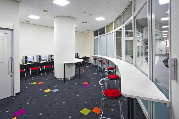 Mymy School Co., Ltd./【Self-study room】This is functional self-study space in which students can select the table height.