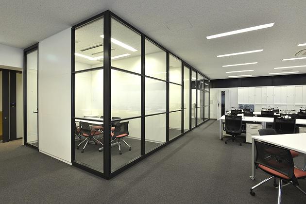 Sumitomo Wiring Systems, Ltd./【Conference room】A sense of unity with the work area is achieved by using glass partitions.