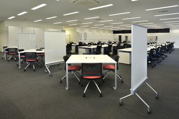 Sumitomo Wiring Systems, Ltd./【 Communication area 1】Common use of work desks and meeting tables.