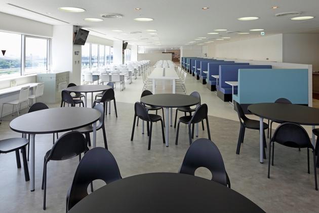 Sony Corporation/【River-side area】Round-table seating is placed between this area and the central area.