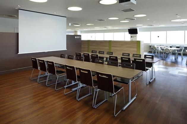 Sony Corporation/【Central area】The projection screen can be used for discussions or events.