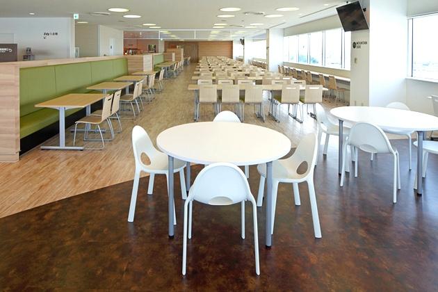 Sony Corporation/【Mountain-side area】Many seats are provided, including sofas as well as seats for people by themselves.