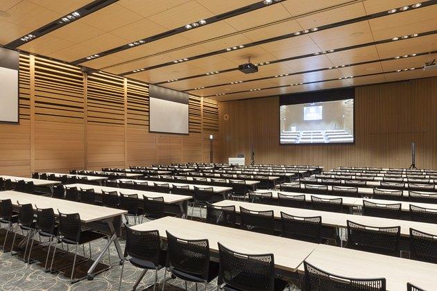 The Niigata Nippo Co., Ltd./【Seminar area】The hall has extensive AV equipment and is available to people outside the company.