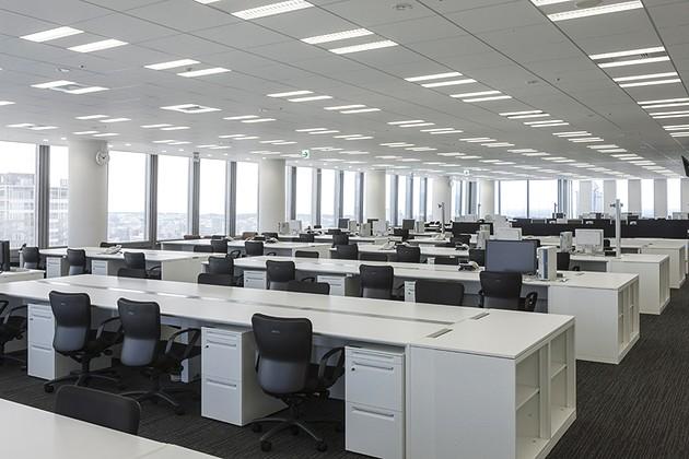 The Niigata Nippo Co., Ltd./【Office area】Large bench tables were used so the office could handle future organizational changes.