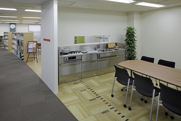 Cleanup Corporation/【Kitchen room】The long window facilitates casual connections with the people in the neighboring space.