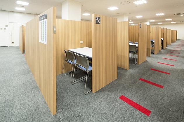 Life Corporation/【Business negotiation area】The wood panels create a calm atmosphere.