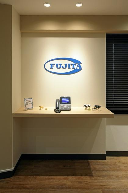 Fujita Pharmaceutical Co., Ltd./【Entrance】The logo stands out beautifully through the use of downlights.