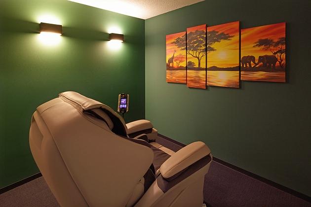 Fujita Pharmaceutical Co., Ltd./【Relaxation space】A massage chair is available for customers fatigued by business travel.