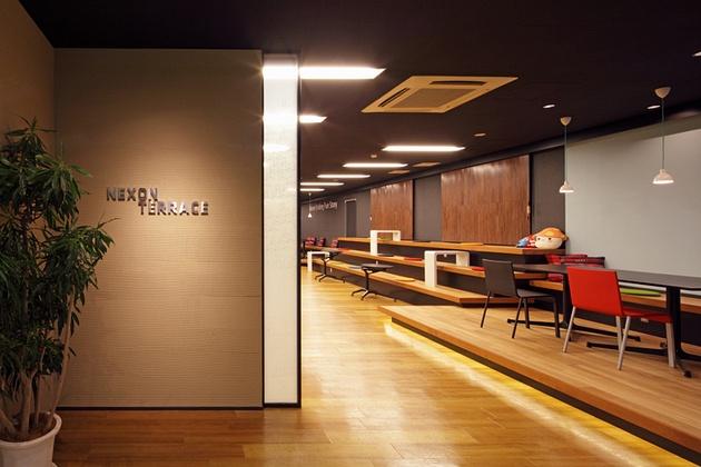 Nexon Co., Ltd./【Entrance area】The entrance’s plaster walls create a finely textured feel.