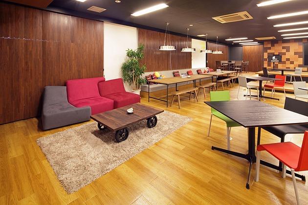 Nexon Co., Ltd./【Sofa area】The color of the space is enhanced by the color scheme of the low-sofa zone.