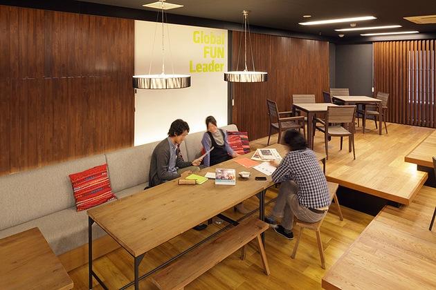 Nexon Co., Ltd./【Sofa area】The sofa and bench zone can accommodate meetings with a large number of people.