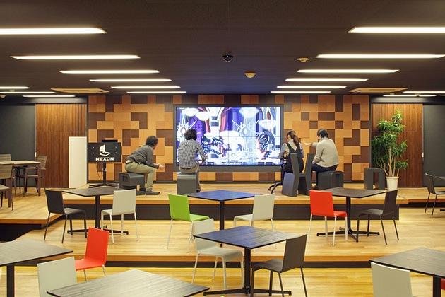 Nexon Co., Ltd./【Stage area】Simultaneous game play by up to four people is possible on the four-screen multi-monitor.