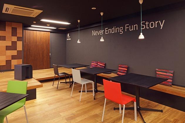 Nexon Co., Ltd./【Bench area】Displaying the catchphrase on the wall expresses the company’s character.