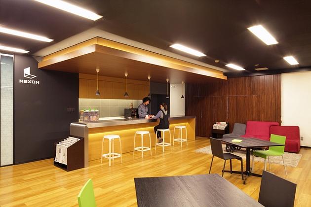 Nexon Co., Ltd./【Counter area】The stylish counter is made of wood and metal materials.