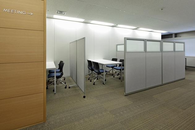 Takashima & Co., Ltd./【Visitor meeting space】This space has a bright and beautiful view of Skytree. On the low partitions, glass sheets featuring ”heavy-duty fabric” motifs were used.