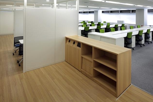 Takashima & Co., Ltd./【Magnet spot】Located near the employee entrance, this ”magnet spot” was designed as a space where employees will naturally gather.