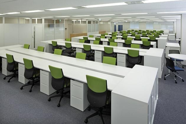 Takashima & Co., Ltd./【Office space】This office features standardized desk sizes in a versatile design that facilitates seating changes. Special-order-size storage units are placed at the island ends.