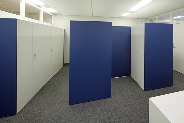 Takashima & Co., Ltd./【Changing rooms】Fixture doors were installed between lockers to create changing rooms.