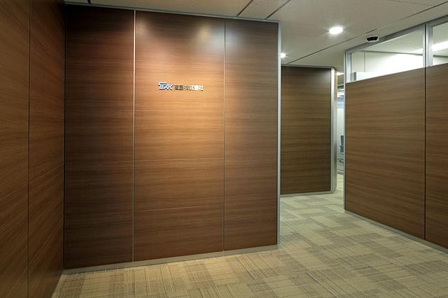 Takashima & Co., Ltd./【Executive entrance】The executive entrance uses wood-grain panels for a calm atmosphere that harmonizes with the design image of the visitor entrance.