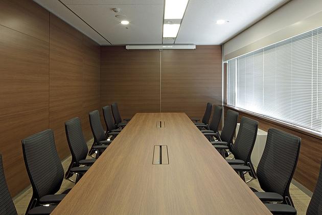 Takashima & Co., Ltd./【Executive meeting room】Meeting a construction requirement of natural smoke extraction, the executive meeting room was created using the minimum space necessary.