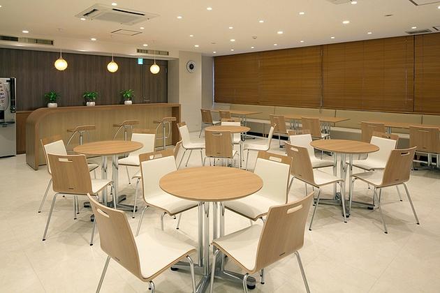 FANCL Corporation/【Lounge】The image presented is improved with wood blinds covering windows facing nearby buildings.