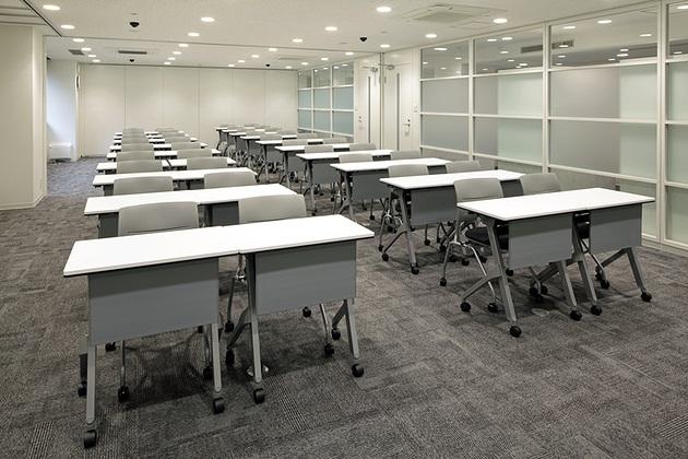 FANCL Corporation/【Training room】Dimmer-controlled LED are used to recreate the same illumination found in stores. Classroom lecture training can also be held.