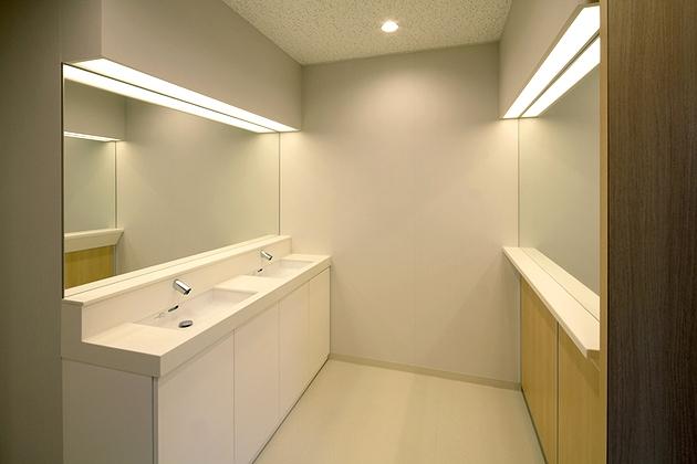 FANCL Corporation/【Women’s restroom】The hand washing counter can also be used for freshening one’s makeup, and there is also a ”powder corner.”