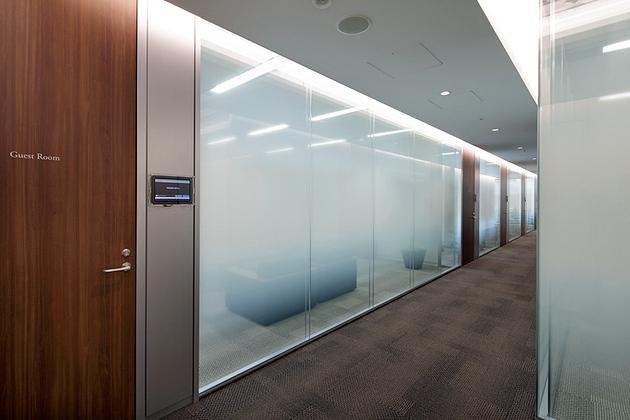 NEC Capital Solutions Limited/【Conference room】Double-pane glass provides high levels of both design sophistication and sound insulation.