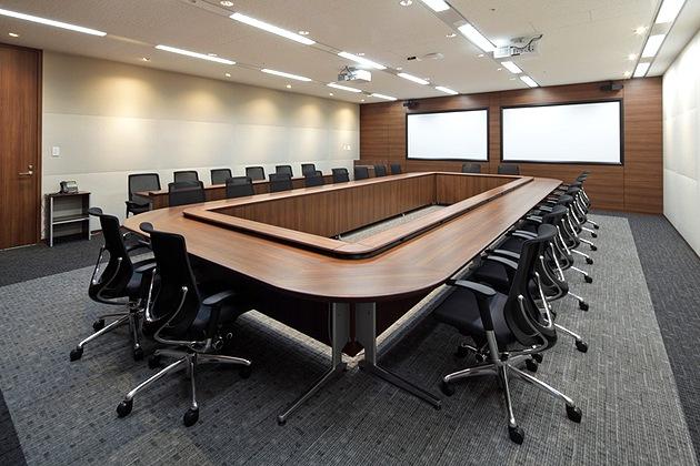 NEC Capital Solutions Limited/【Presentation room】A large conference room where two-screen presentations are possible.
