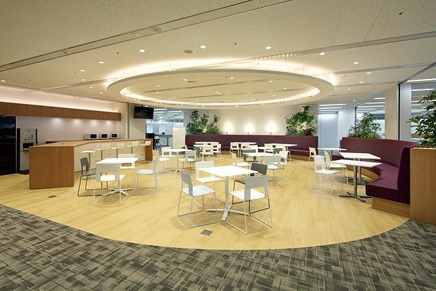 NEC Capital Solutions Limited/【Collaboration space】A communication area in the center of the office.