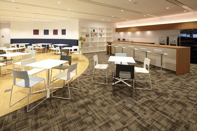 NEC Capital Solutions Limited/【Collaboration space】In addition to hosting discussions, the space also offers library and tea service functions.