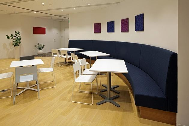 NEC Capital Solutions Limited/【Collaboration space】There is a curved sofa behind the entrance.
