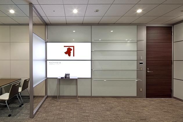 NINBEN Co., Ltd./【Reception】The entrance area makes extensive use of glass. The sign uses internally illuminated panels.