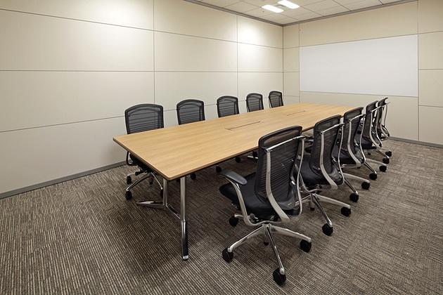 NINBEN Co., Ltd./【Conference room】A projector panel that creates a subdued reflection is provided on a wall of the executive conference room.