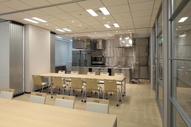 NINBEN Co., Ltd./【Test kitchen and presentation reception room】Situated next to the kitchen, the reception room can also be used for product taste testing.