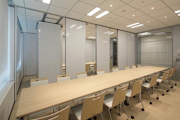 NINBEN Co., Ltd./【Test kitchen and presentation reception room】Moveable partitions enable the space to be efficiently used.
