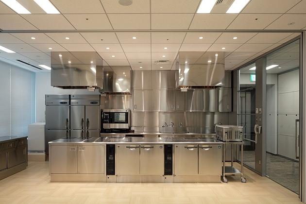 NINBEN Co., Ltd./【Test kitchen and presentation reception room】Since it is a high-rise building, the commercial cooking facility utilizes IH ranges.