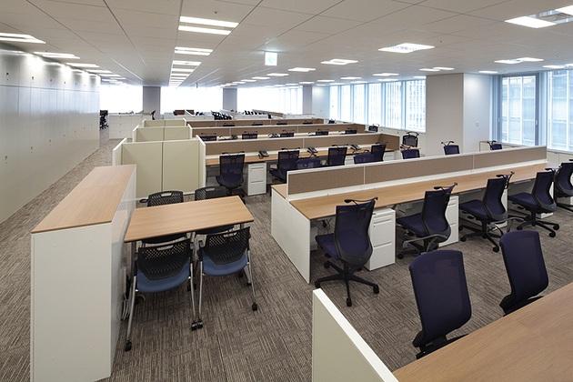 NINBEN Co., Ltd./【Office area】At the end of the desks, there are booths for meetings and OA equipment.