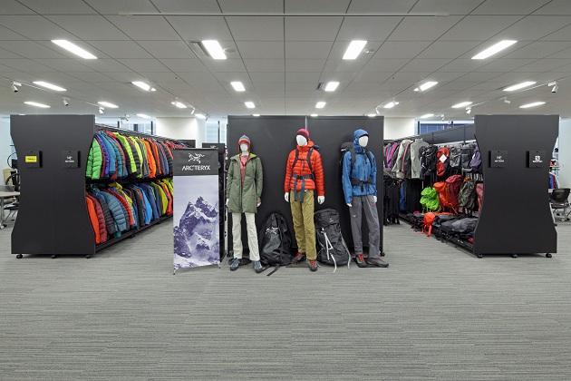 Amer Sports Japan, Inc./【Showroom area】Brand signs have a unified feel, and booth position changes can be easily handled.