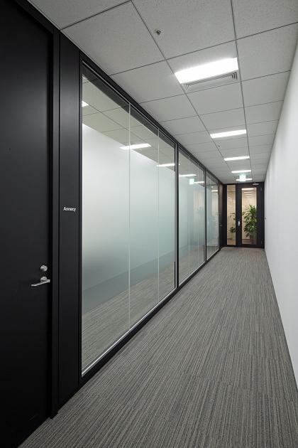 Amer Sports Japan, Inc./【Meeting area hallway】The hallway is given an open atmosphere with the extensive use of glass partitioning.