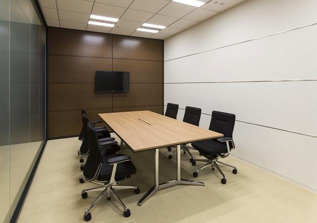 Group Holdings/【Visitor meetings】The monitor can be used in discussions during meetings with visitors.