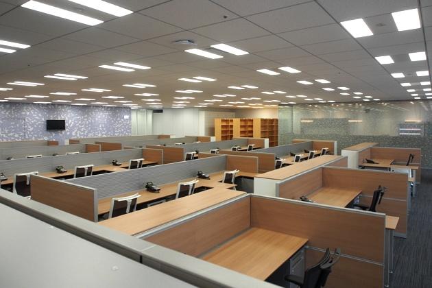 Group Holdings/【Work area】Woodgrain furniture creates a relaxed atmosphere in the work space.