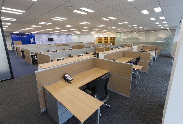 Group Holdings/【Manager desks】The window-side manager desks can flexibly handle layout changes.