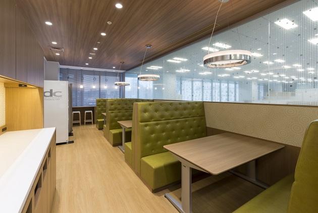 Group Holdings/【Refresh 1】In creating a ”refresh space” where employees can feel comfortable and relaxed, consideration was given to providing good lighting while also controlling lines of sight from work areas.